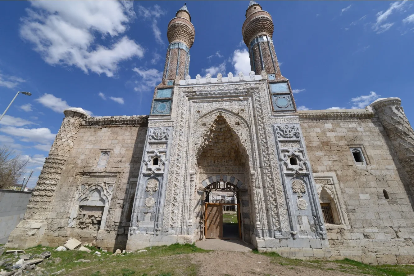 İstanbul Çıkışlı Trenli Divriği – Tunceli – Kemaliye – Elazığ Turu